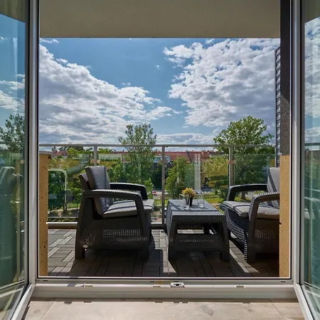 Spacious Suitable For Remote Work With Balcony & Parking By Renters شقة فروتسواف