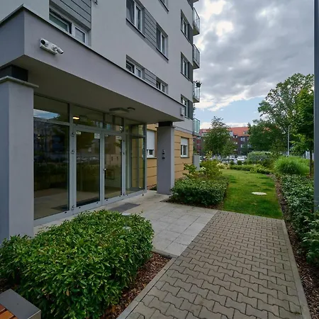 Spacious Suitable For Remote Work With Balcony & Parking By Renters فروتسواف