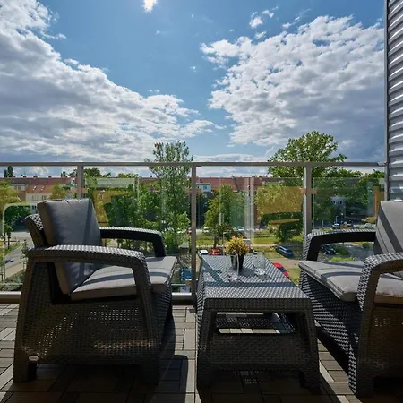 Spacious Suitable For Remote Work With Balcony & Parking By Renters