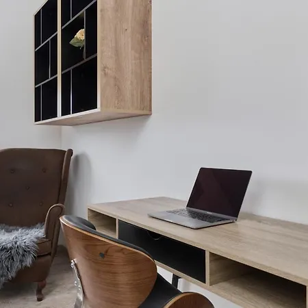 Spacious Suitable For Remote Work With Balcony & Parking By Renters شقة