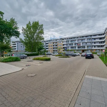 Spacious Suitable For Remote Work With Balcony & Parking By Renters فروتسواف