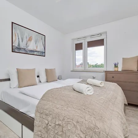 Spacious Suitable For Remote Work With Balcony & Parking By Renters