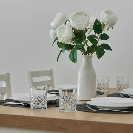 شقة Spacious Suitable For Remote Work With Balcony & Parking By Renters *