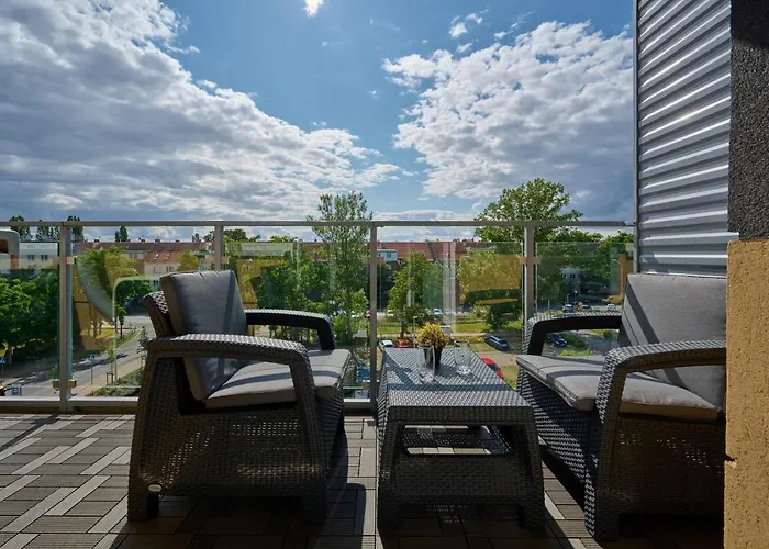 Spacious Suitable For Remote Work With Balcony & Parking By Renters