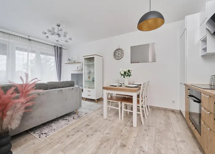 Spacious Suitable For Remote Work With Balcony & Parking By Renters Apartmán *