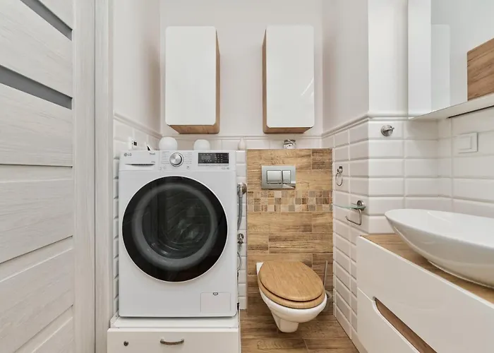 Spacious Suitable For Remote Work With Balcony & Parking By Renters