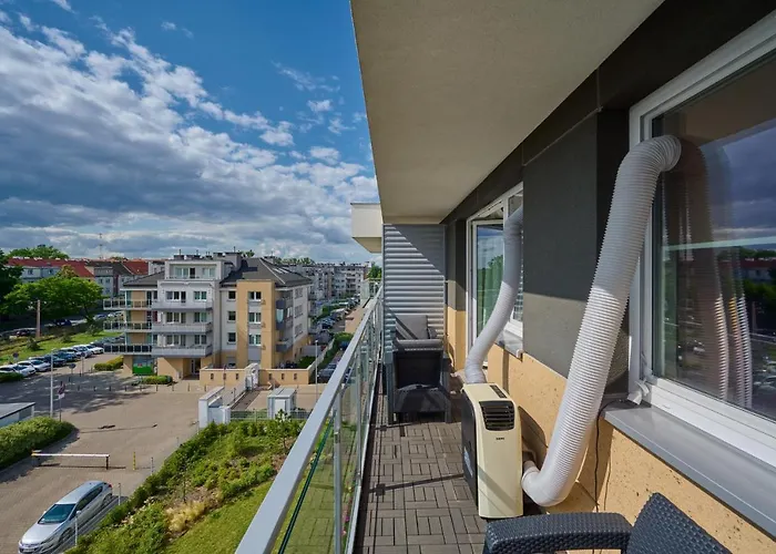 Spacious Suitable For Remote Work With Balcony & Parking By Renters Apartmán