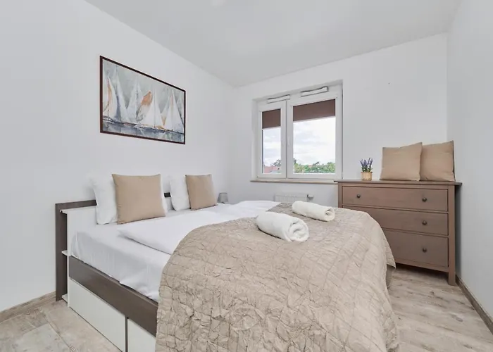 Spacious Suitable For Remote Work With Balcony & Parking By Renters