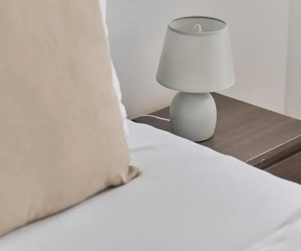 Spacious Suitable For Remote Work With Balcony & Parking By Renters Apartmán *