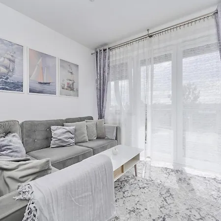 Spacious Suitable For Remote Work With Balcony & Parking By Renters Apartment *
