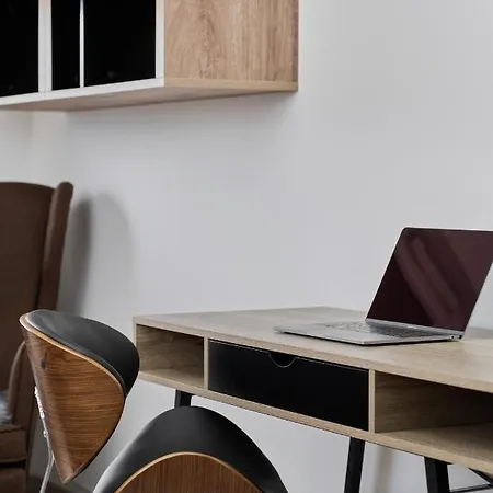 Apartament Spacious Suitable For Remote Work With Balcony & Parking By Renters