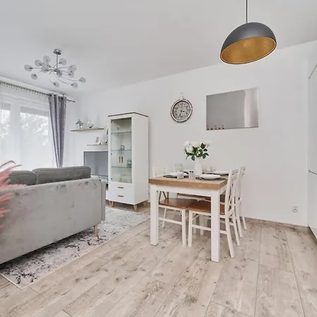 Spacious Suitable For Remote Work With Balcony & Parking By Renters Apartament *
