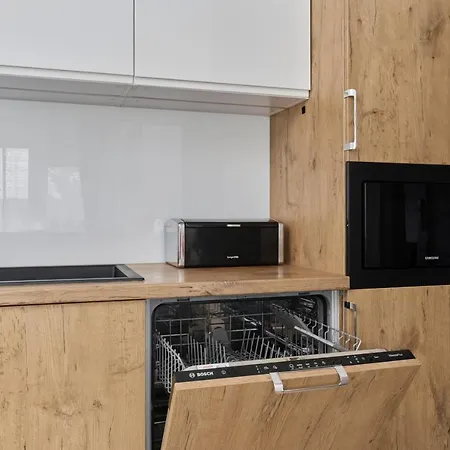 Apartment Spacious Suitable For Remote Work With Balcony & Parking By Renters