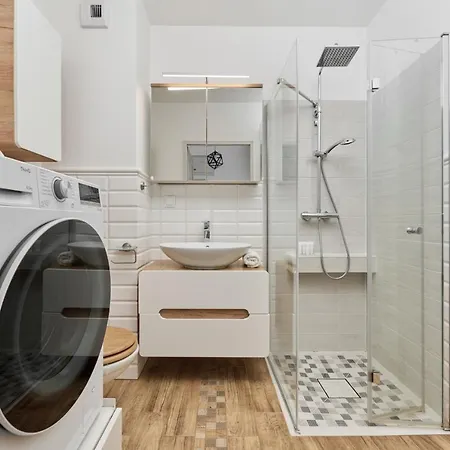 Spacious Suitable For Remote Work With Balcony & Parking By Renters Wroclaw
