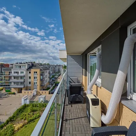 Spacious Suitable For Remote Work With Balcony & Parking By Renters Apartment