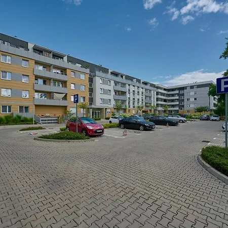 Spacious Suitable For Remote Work With Balcony & Parking By Renters Wrocław