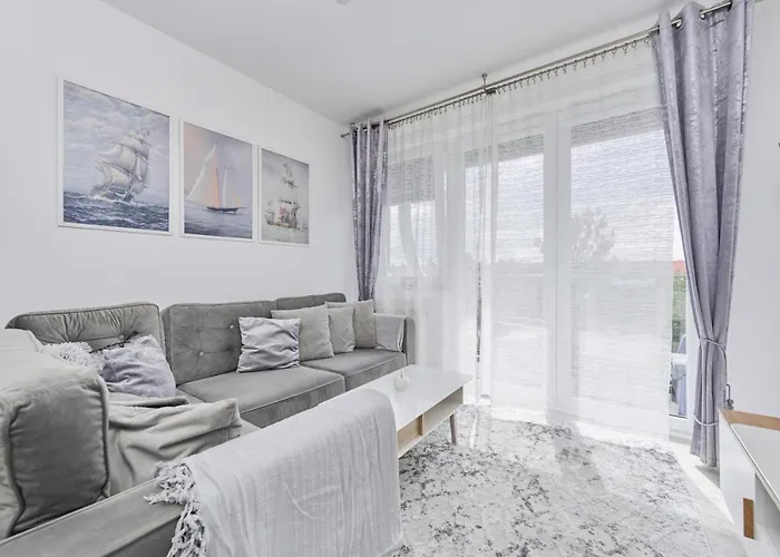 Spacious Suitable For Remote Work With Balcony & Parking By Renters Apartment *