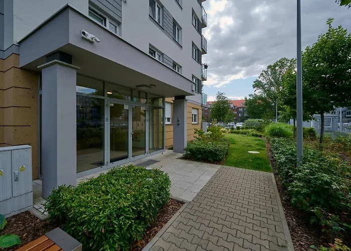 Spacious Suitable For Remote Work With Balcony & Parking By Renters Breslau
