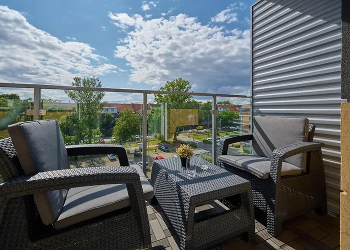 Apartment Spacious Suitable For Remote Work With Balcony & Parking By Renters *