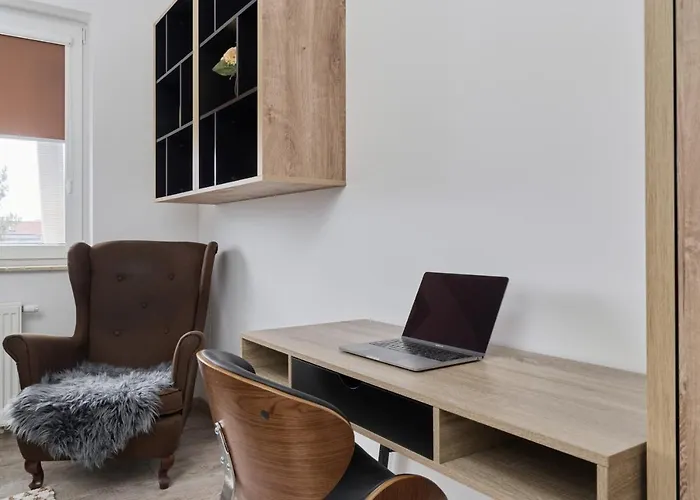 Spacious Suitable For Remote Work With Balcony & Parking By Renters Apartment